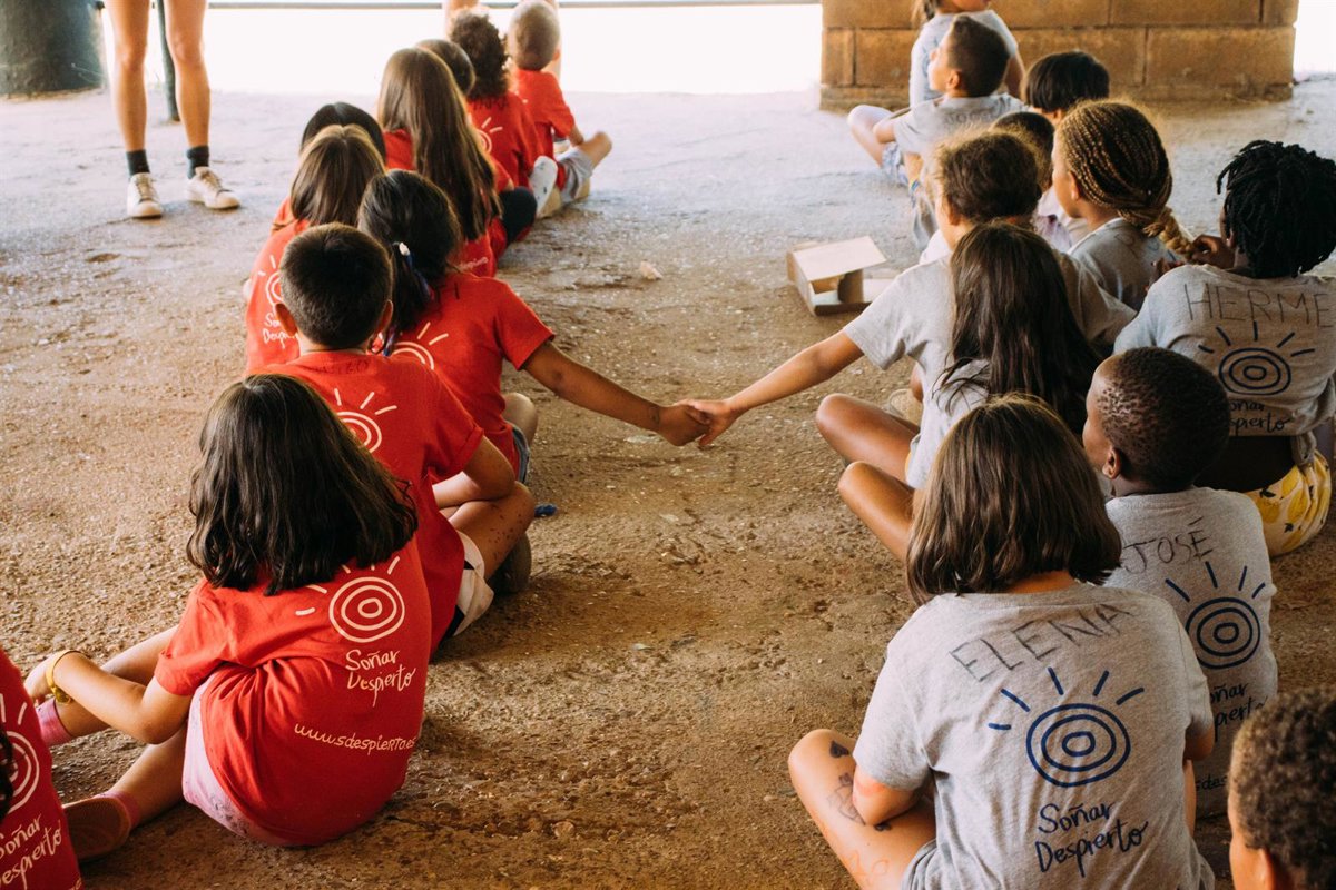 05/08/2022 Varios niños y niñas en uno de los programas de la Fundación Soñar Despierto..
Más de 16.000 niños en España crecen en centros de acogida y algunos pasan toda su infancia, hasta un total de 15 años, en ellos, sin saber lo que es vivir con una familia, según advierte la directora general de la Fundación Soñar Despierto, Marta Cuesta, que también apunta que en algunas comunidades autónomas sigue habiendo bebés en residencias, pese a que por ley no debería haber niños de 0 a 3 años en estos centros.
ESPAÑA EUROPA SOCIEDAD MADRID
FUNDACIÓN SOÑAR DESPIERTO